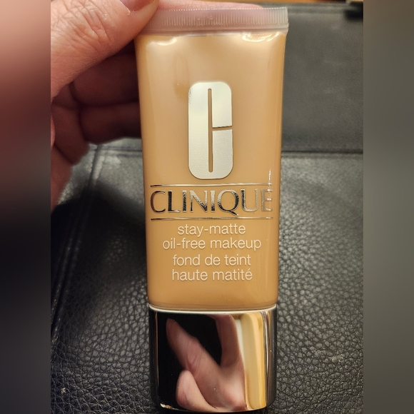 Clinique Stay-Matte Oil-Free Makeup Foundation In 09 Neutral - Picture 6 of 8